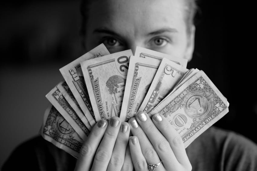 finansijski horoskop devojka drži novčanice