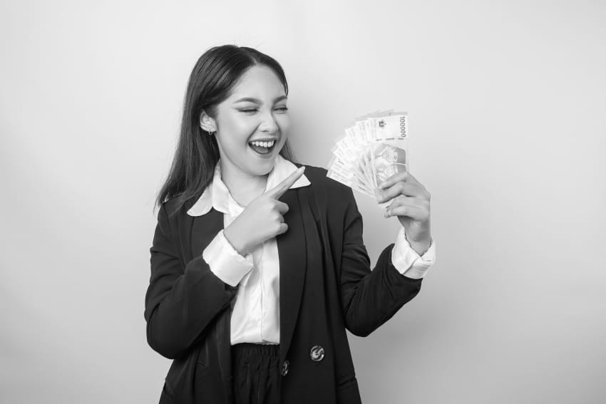 finansijski horoskop nasmejana devojka drži novac