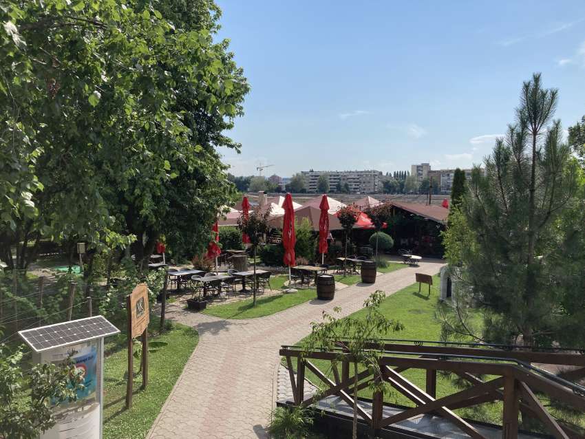 Čarda Aqua Doria u Novom Sadu ulaz u baštu