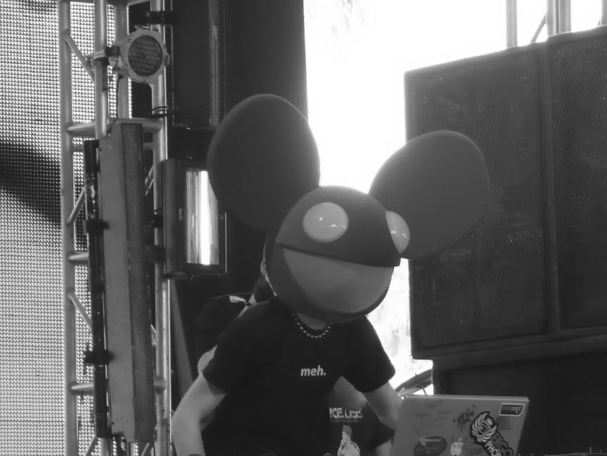 Deadmau5 sa prepoznatljivom maskom miša tokom nastupa, ilustracija za priču o donaciji za spasavanje 27 mačaka