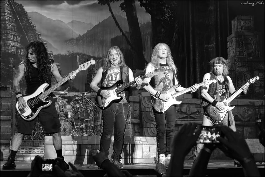 Iron Maiden nastupa pred publikom koja koncert prati i snima mobilnim telefonima