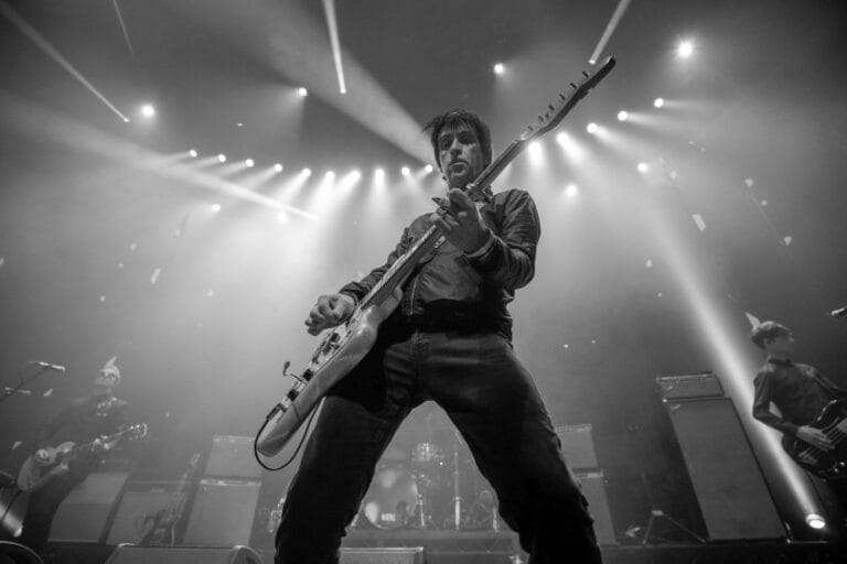 Johnny Marr nastupa na dodeli AIM Independent Music Awards 2019 sa gitarom u rukama