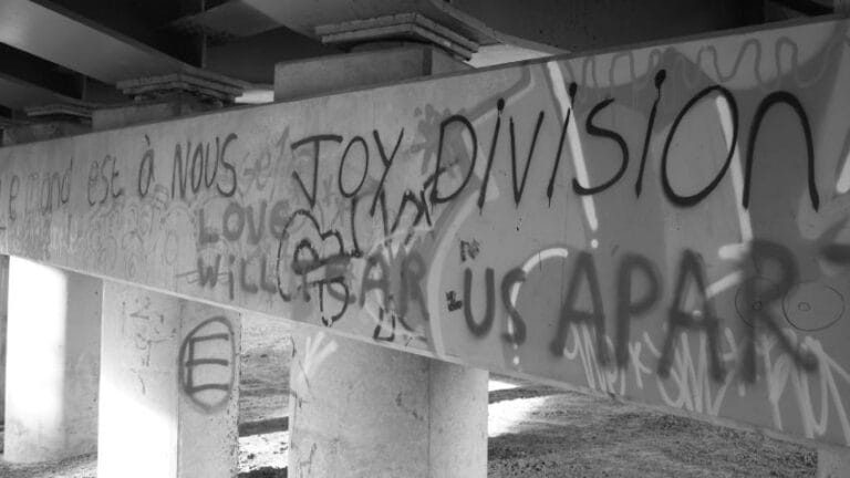 Grafit posvećen grupi Joy Division sa stihom "Love Will Tear Us Apart", ilustracija za priču o reizdanju i nasleđu benda