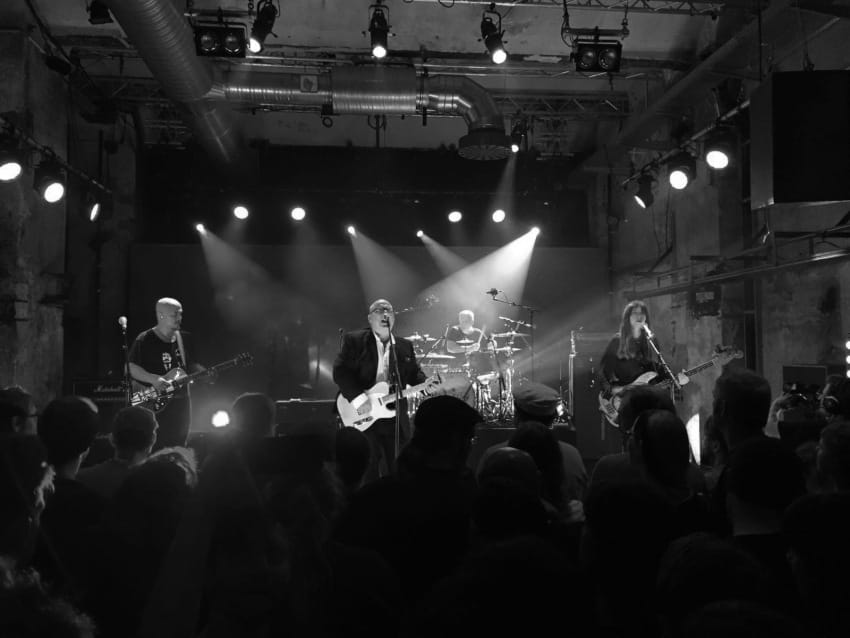 Pixies nastupaju uživo u berlinskom klubu SchwuZ 2016. godine