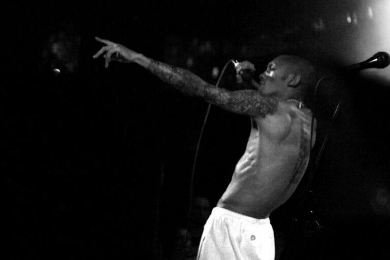Tricky tokom nastupa uživo, pionir trip hopa i nekadašnji član Massive Attacka