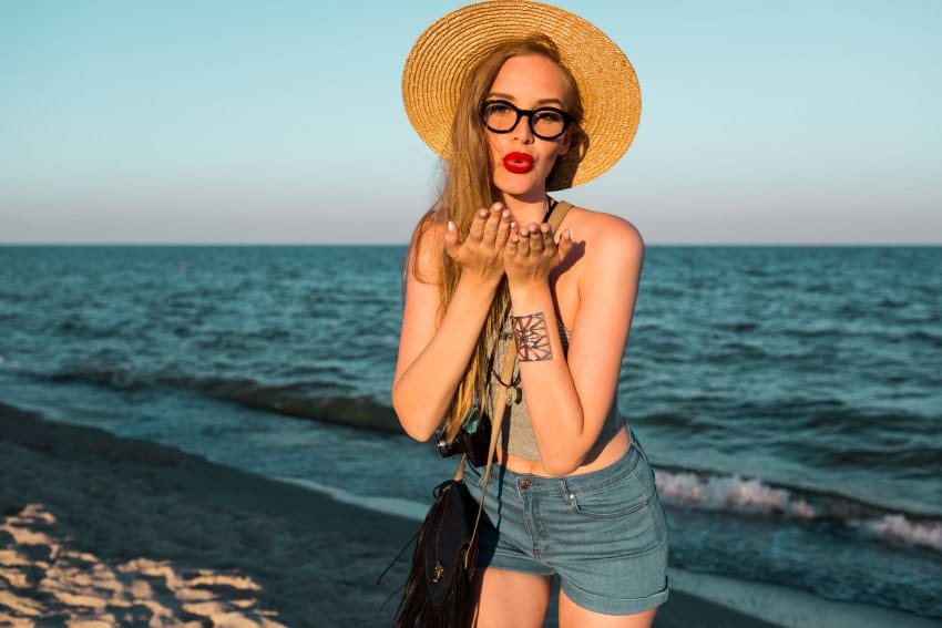 horoskop leto devojka koja šalje poljubac sa plaže