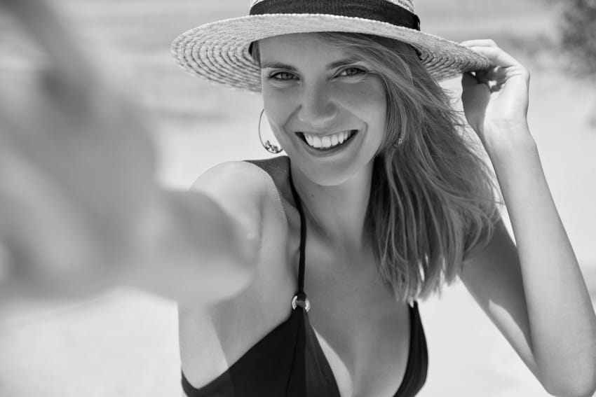 mesečni horoskop jul 2026. nasmejana devojka na plaži
