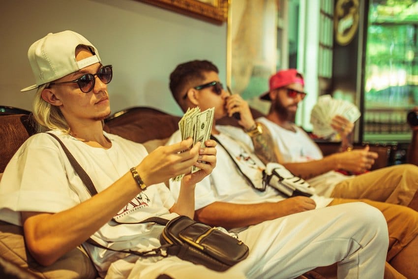 horoskop hipsteri sede na kuču i broje novac