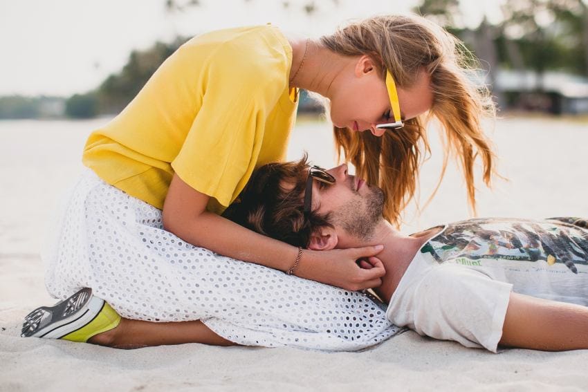 ljubavni horoskop mladi par uživa u romansi na plaži