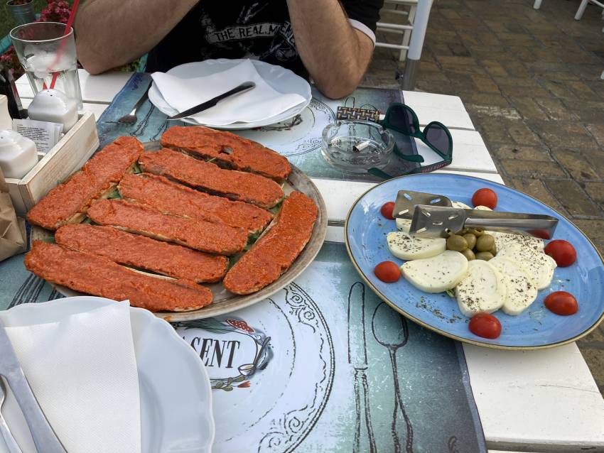 Riblja pašteta i plata sireva u restoranu Pasent u Sremskim Karlovcima