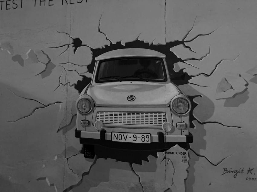 Trabant probija Berlinski zid na muralu posvećenom padu zida 1989. godine u Berlinu