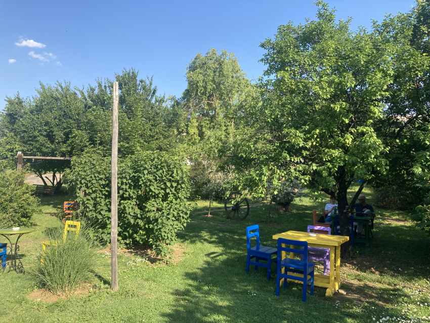 Bašta u kafiću Kod Vožda u Sremskoj Kamenici