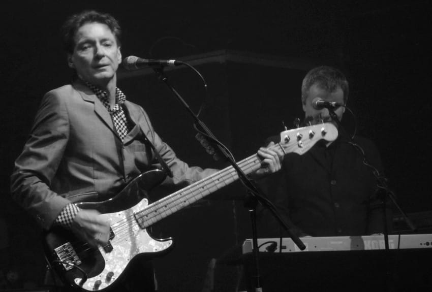 Bruce Foxton iz grupe The Jam svira Rickenbacker bas gitaru tokom nastupa u Glazgovu 2007. godine.