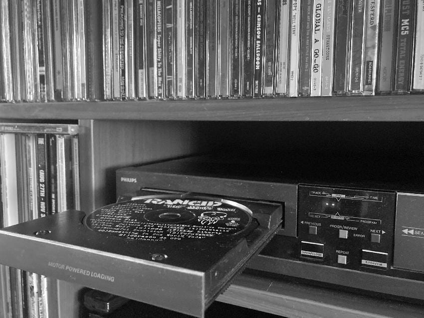 CD plejer sa Rancid albumom i kolekcijom kompakt diskova