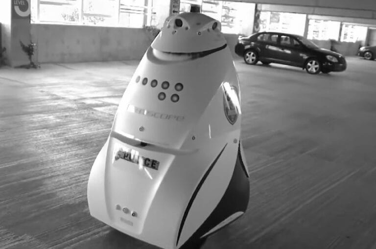 Robotski policajac DubBot patrolira parking-garažom u gradu Dablinu u američkoj saveznoj državi Ohajo