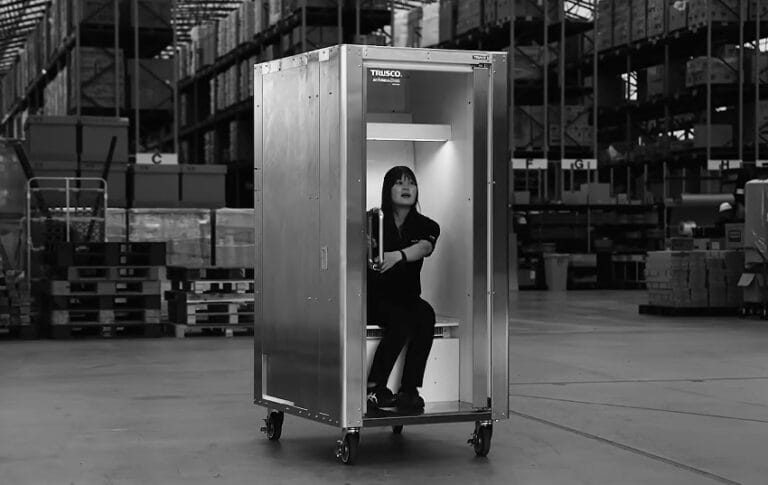 Japanski frižider za ljude Do Hiemon Box tokom demonstracije rada