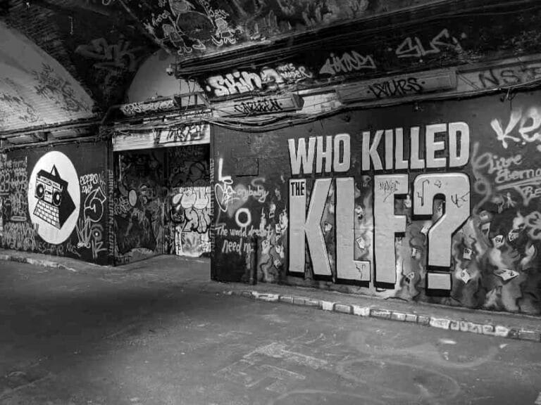Grafit „Who Killed The KLF?“ u tunelu Leake Street u Londonu, posvećen kultnom britanskom bendu The KLF i njihovom kontroverznom umetničkom nasleđu