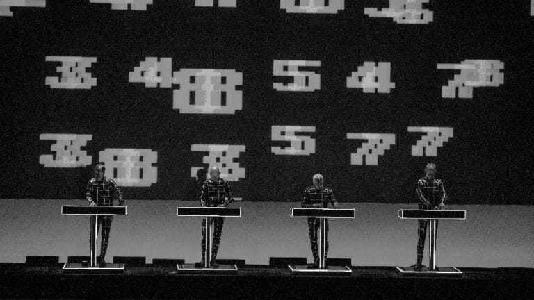 Kraftwerk tokom koncerta uz digitalnu scenografiju po kojoj je bend postao prepoznatljiv