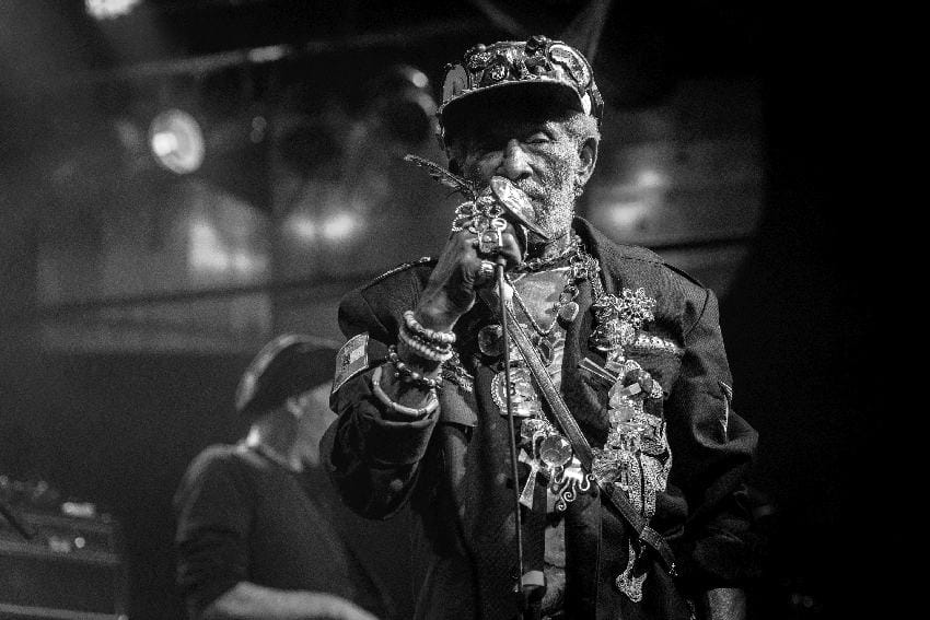 Lee "Scratch" Perry nastupa uživo na koncertu u Minhenu 2016. godine