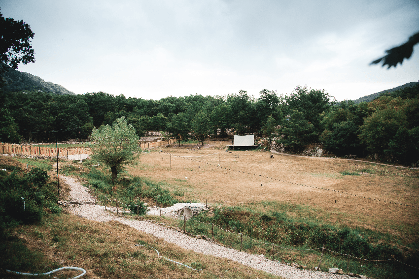 Livada u šumi na kojoj se održava festival