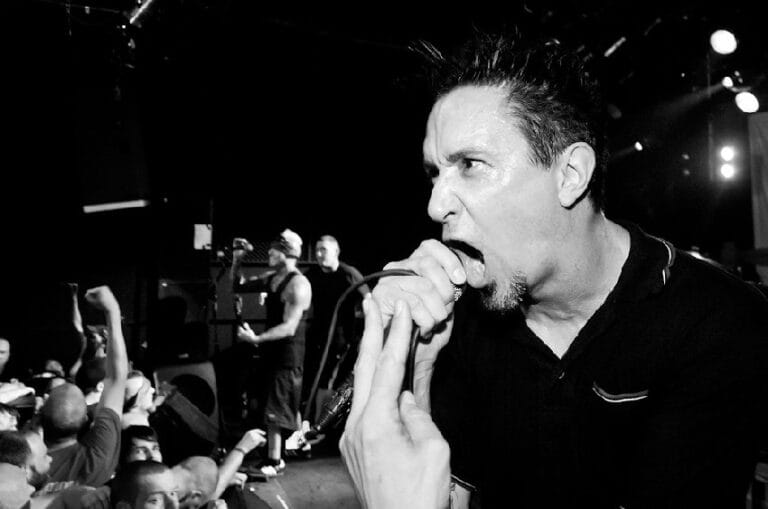 Lou Koller, pevač benda Sick Of It All, nastupa uživo pred publikom na koncertu u berlinskom klubu SO36