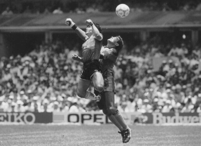 Diego Maradona postiže gol "Božjom rukom" protiv Engleske na Mundijalu 1986.