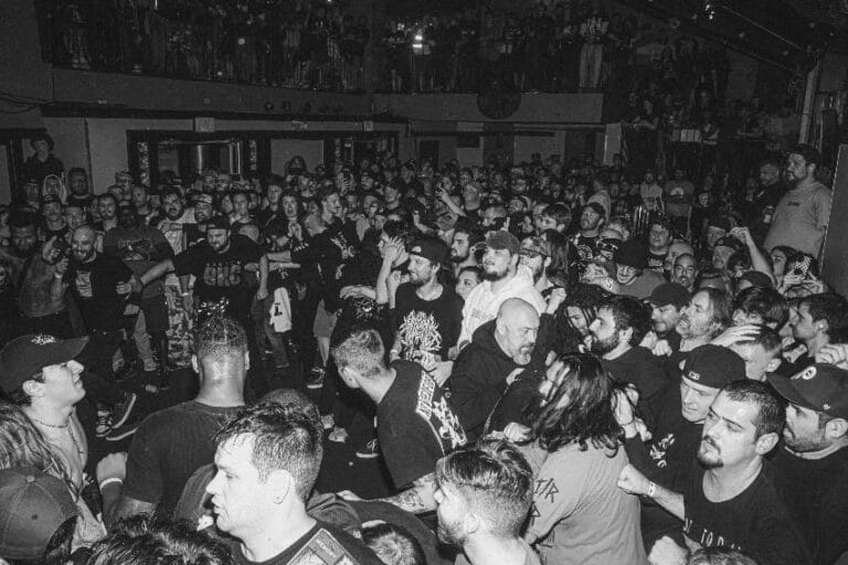 Mosh pit tokom metal koncerta sa publikom u prvim redovima