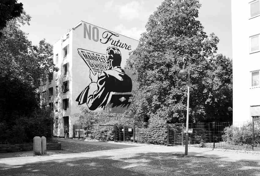 Mural "No Future" umetnika Sheparda Faireyja na zgradi u Berlinu