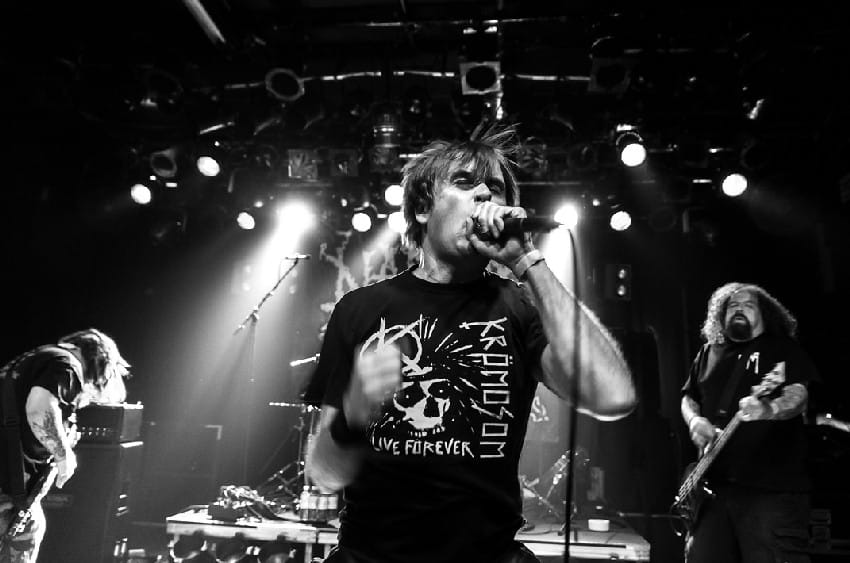 Barney Greenway peva na koncertu benda Napalm Death tokom nastupa u Berlinu 2015. godine