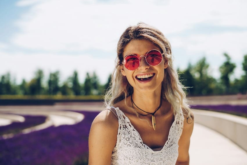 horoskop nasmejana devojka uživa u letu