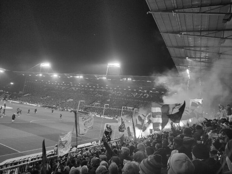 Navijači St. Paulija na stadionu Millerntor, kluba poznatog po snažnoj vezi sa alternativnom kulturom