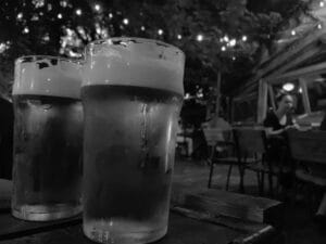 Bife Oblomov Novi Sad bašta sa hladnim pivom tokom letnje večeri