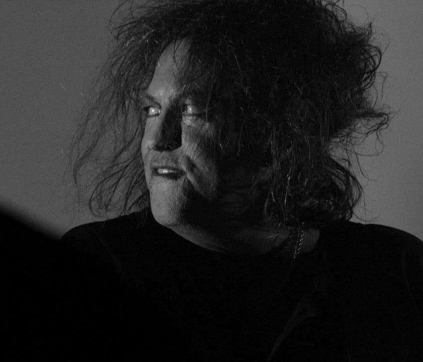 Robert Smith iz grupe The Cure tokom nastupa, frontmen kritikovao FIFA šou na finalu Mundijala