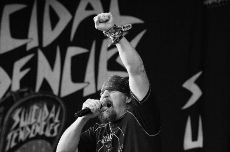 Mike Muir, frontmen benda Suicidal Tendencies, na koncertu – legendarni hardcore bend koji je albumom iz 1983. godine promenio punk, skate kulturu i crossover scenu