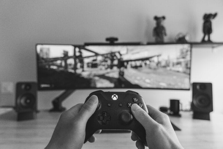 Xbox kontroler ispred monitora sa pokrenutom video-igrom