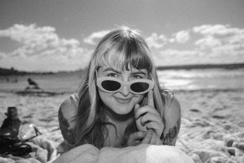 mesečni horoskop avgust 2026. devojka uživa na plaži