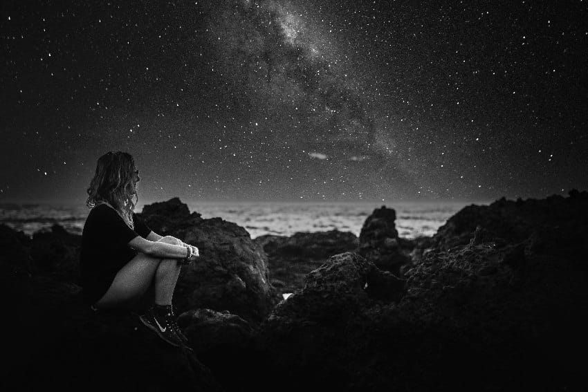horoskop retrogradni saturn devojka posmatra promene na nebu