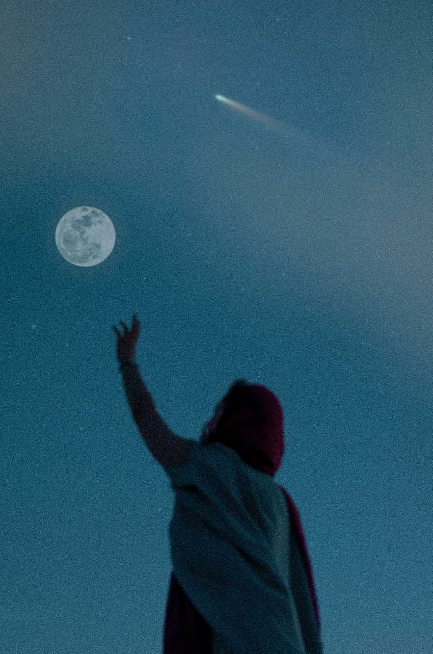 horoskop pun mesec devojka pokušava da dohvati Mesec