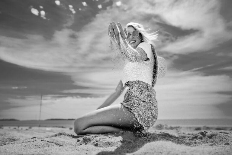 horoskop kojukcija sunca i merkura jul 2026. devojka sedi na plaži dok joj pesak curi niz ruke