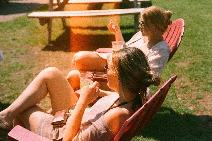 horoskop neočekivan susret dve devojke pričaju zavaljene u ligeštule