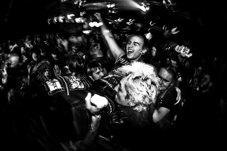 Publika u crowd surfingu na koncertu ekstremne muzike, ilustracija za Hellhammer Open Air u Kovilovu