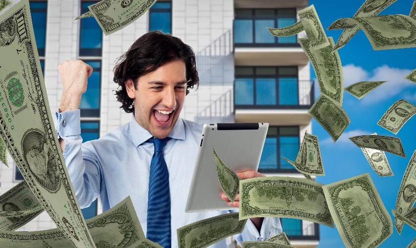 finansijski horoskop uspešan muškarac se raduje dok oko njega lete novčanice