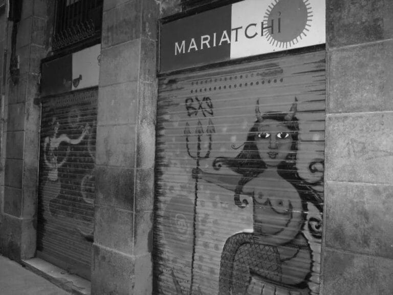 Bar Mariatchi Barselona oslikane roletne na ulazu u bar