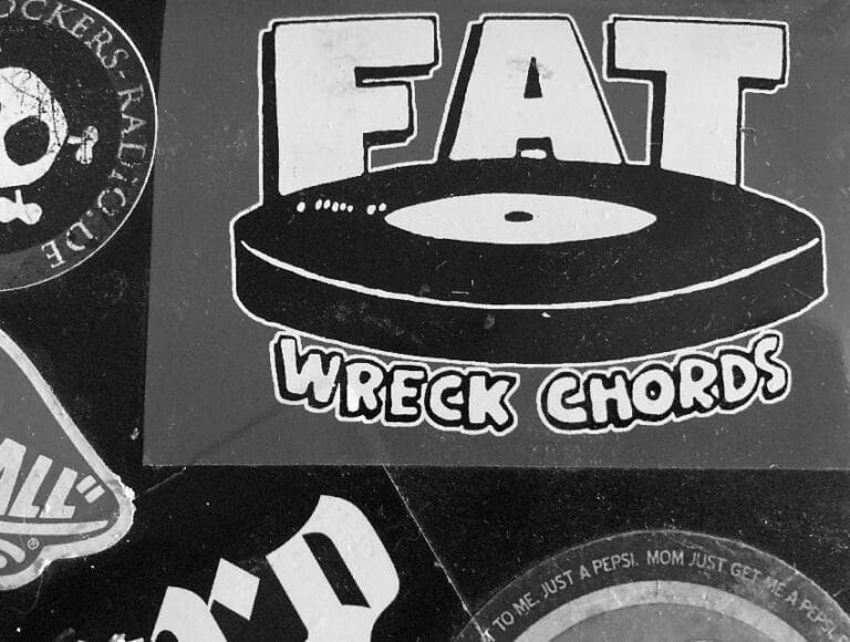 Fat Wreck Chords nalepnica sa prepoznatljivim logom izdavačke kuće