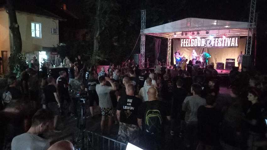 Publika koja gleda bend na bini na Feelgood Festivalu u Somboru