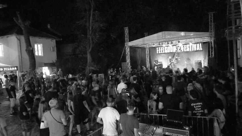 Feelgood Festival u Somboru publika gleda bend
