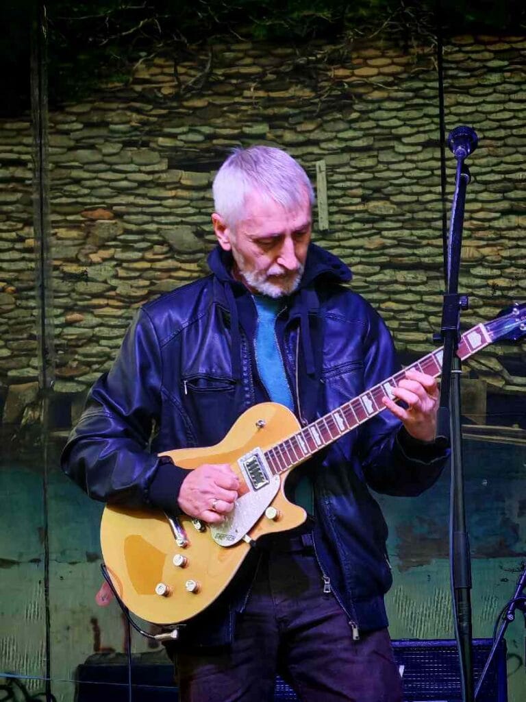 Gitarista na punk festivalu Mramorku u pohode