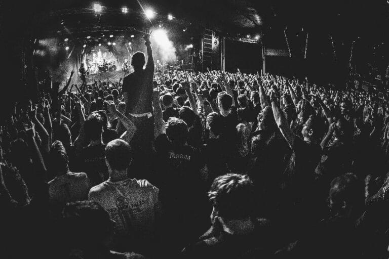 Publika na punk koncertu sa podignutim rukama, ilustracija za 3FF festival u Čakovcu