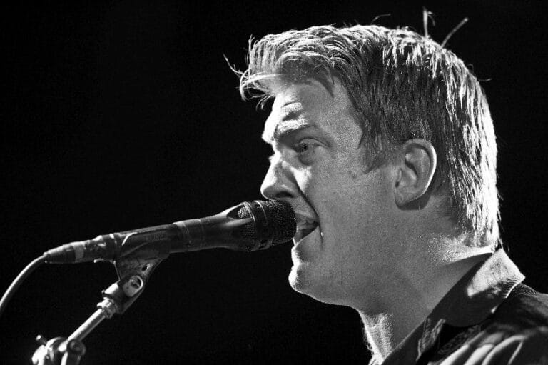 Josh Homme frontmen QOTSA na koncertu Them Crooked Vultures na Roskilde festivalu 2010. godine