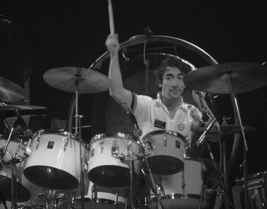 Keith Moon za bubnjevima tokom nastupa sa The Who 1975. godine